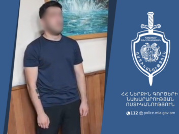 Քաղաքացիների հեռախոսները վերցրել ու նրանց անո...