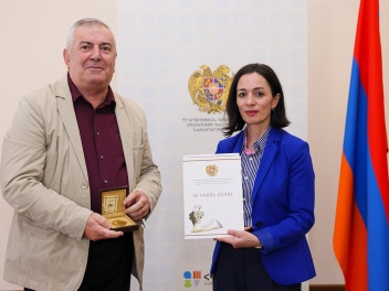 Ժաննա Անդրեասյանը գրադարանավարների օրվա առթիվ...