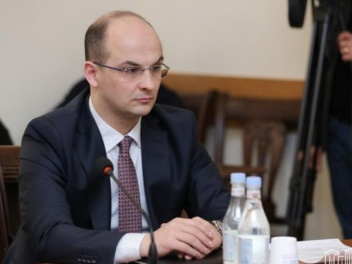 ԱԱԾ տնօրենի հրաժարականն են ուզում․ «Հրապարակ»