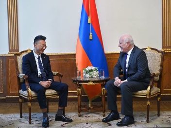 Վահագն Խաչատուրյանն ու դեսպան Լի Սինվեյը քննա...