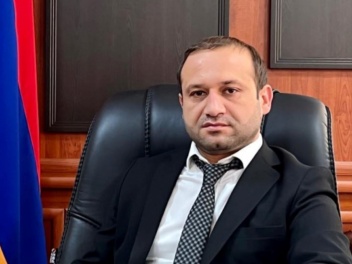 «Ոտը պոկելու եմ»․ Դավթաշենից ԱԺ հասած ՔՊ պատգ...