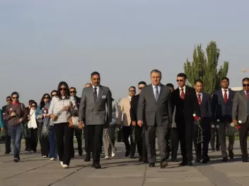 Հնդկաստանի ռազմական պատվիրակությունը հարգանքի...