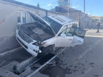 Մարտունիում բախվել են «Opel»-ը և «Lexus LX570...