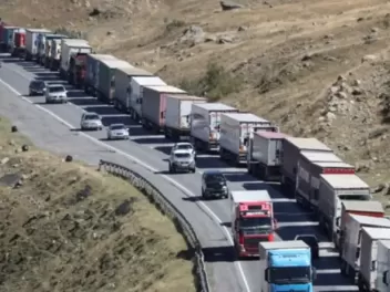Լարսում հայ վարորդները կոնյակով բարձված բեռնա...