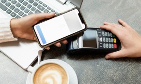 Ավելի ու ավելի շատ քաղաքացիներ են սկսում օգտվել անկանխիկ վճարումներից ու հետվճարից․ Թորոսյան