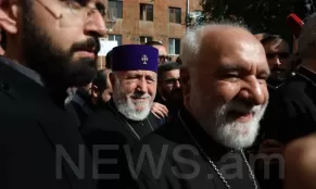 Վեհափառը քաղաքացիների հետ երթով հասավ Մայր Տա...