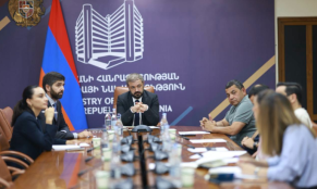 Պապոյանը հանդիպել է բարձր տեխնոլոգիաներով վարդ արտադրող տնտեսավարողների հետ