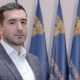 Չախոյանը դիմել էր՝ իր բնակության հասցեի շենքի մուտքը ներառելու վերանորոգման ընթացիկ ծրագրում. աշխատակիցը դիմումը սխալմամբ ներառել է տանիքների երկաթյա թիթեղներ տրամադրելու ցանկում. Կոստանյան