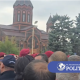 Գյումրեցիները կարմիրբերտավորներին չթույլատրեցին մոտենալ քաղաքապետարանի շենքին