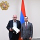 Մխիթար Հայրապետյանը բարձր տեխնոլոգիաների ոլորտի 2 ընկերությունների տնօրեններին շնորհակալագրեր է հանձնել