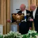 CNN: Карл III вручил Трампу колокол с подводной лодки HMS Trump