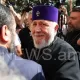 Դատարանի շենքից դուրս եկած Ամենայն Հայոց կաթողիկոսին դիմավորեցին «Վեհափառ» բացականչություններով